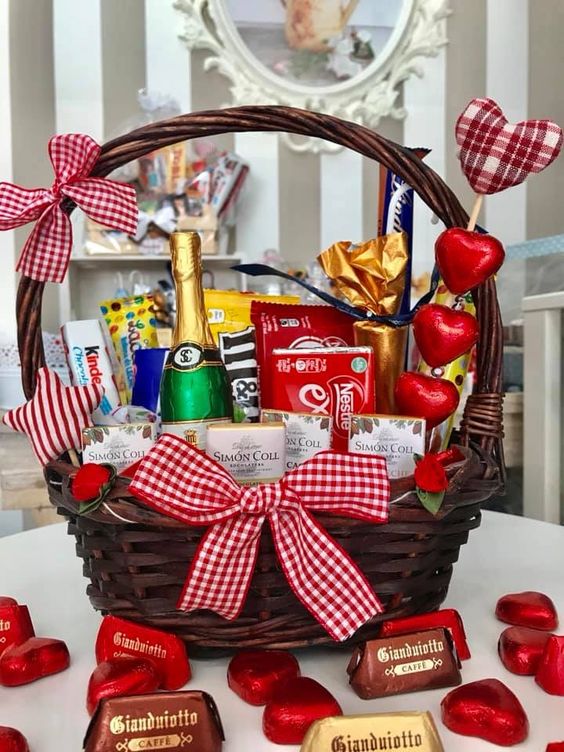 Envio y venta de flores ,rosas, plantas,arreglos florales ,regalos y desayunos a domicilio con delivery gratis en la Ciudad Autonoma de Buenos Aires y con costo de env�o en localidades del Gran Buenos Aires asi como delivery de flores y plantas a trav�s de florerias asociadas en todas las provincias de la Argentina, Buenos Aires, la Pampa, Tucuman, La Rioja, R�o Negro, Entre Rios, Corrientes, Misiones, Neuquen, Chubut, Tierra del Fuego, Santa Cruz, San Luis, Mendoza, Cordoba, Jujuy, Formosa, Santiago del Estero, Salta, Chaco, Catamarca ,San Juan, y ademas realizamos el delivery de flores ,coronas,palmas , plantas y regalos a todas las ciudades de Argentina, Mar del Plata, C�rdoba, Buenos Aires, con cargo en Santa Rosa, La Plata, Bella Vista, Neuquen, Pilar, Paran�, Posadas, Resistencia, Cipolleti y mas de 300 ciudades y localidades en todo el territorio de nuestro pa�s, asi como tambien tenemos la posibilidad de enviar flores a casi todo el mundo en cuestion de horas